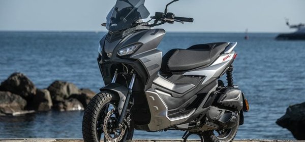 Quelles sont les caractéristiques, performances et avantages du scooter Aprilia SR-GT 125 ?