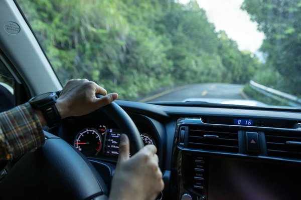 Bien choisir sa voiture pour la vie en montagne : Quels sont les critères et équipements essentiels ?