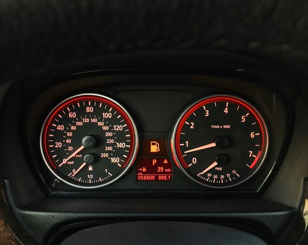 Liste des voyants BMW E90 : Comprendre et gérer les signaux du tableau de bord